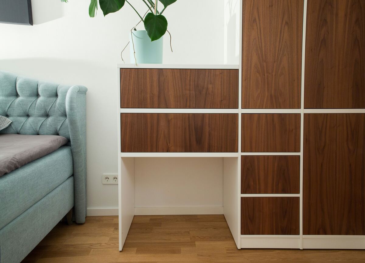 Een kast op maat met notenhouten fronten en een bureau